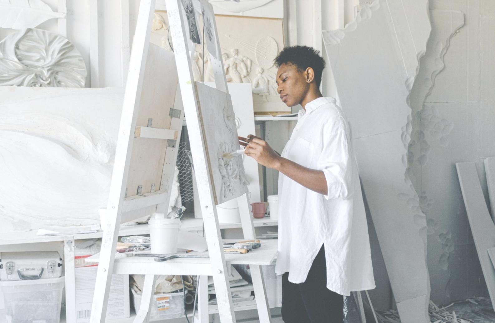 Atelier de dessin avec matériel professionnel et techniques avancées